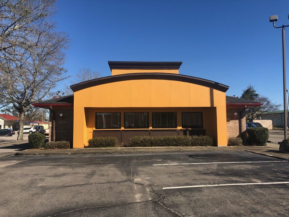 Former Pizza Hut - Chipley, FL: 1329 Main St, Chipley, FL 32428